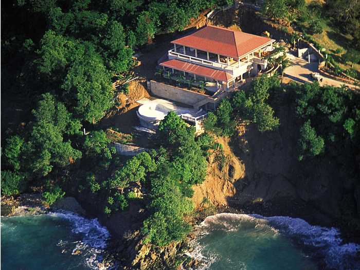 Taking a cue from his arrangement with Margaret, Tennant sold plots of land on the island to wealthy buyers who could build and design their own homes there.