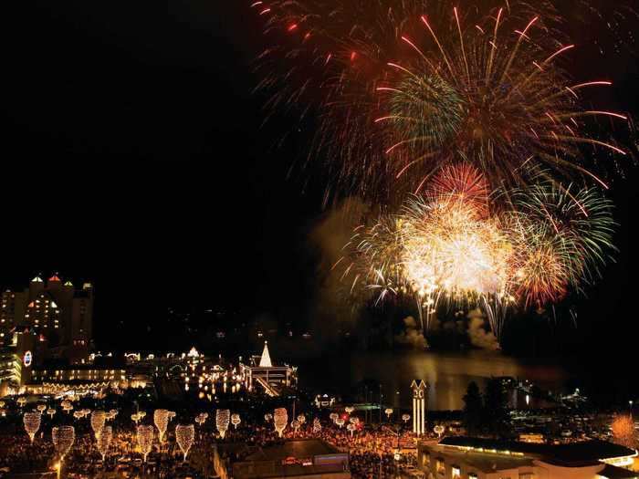 In Idaho, you can take a Christmas cruise to watch the Lake Coeur d’Alene fireworks and light show.