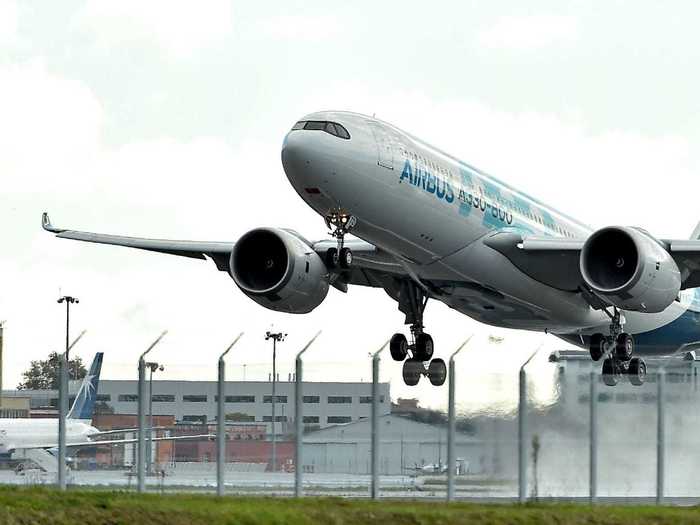 Next, the sharklet wingtips on the A330-800neos are curved, compared to the sharp-edged design on the A330-200.