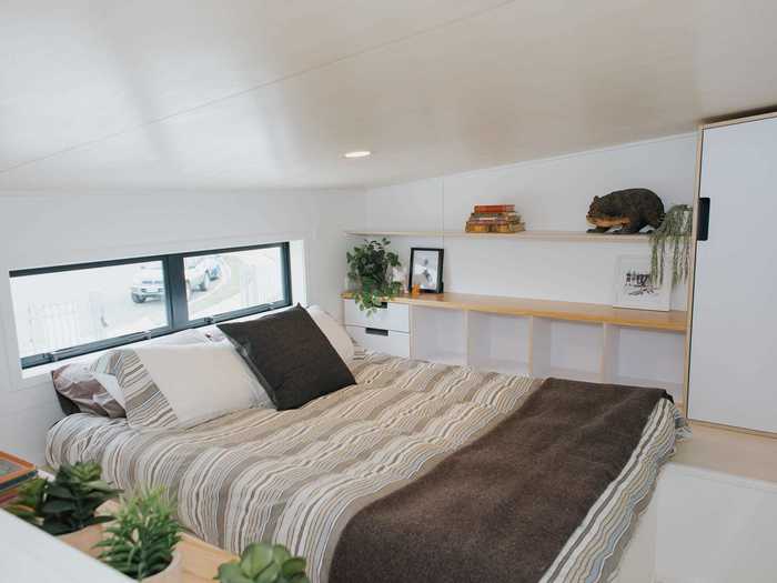 The second loft, above the kitchen and accessible with the staircase, was created to serve as the bedroom.