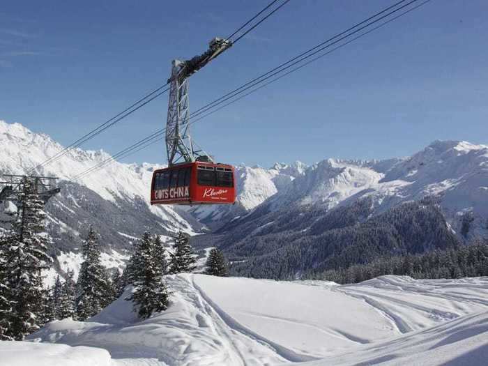 In March 2018, the resort honored Prince Charles by inscribing "HRH the Prince of Wales, celebrating 40 years skiing in Klosters" on the side of two cable cars.