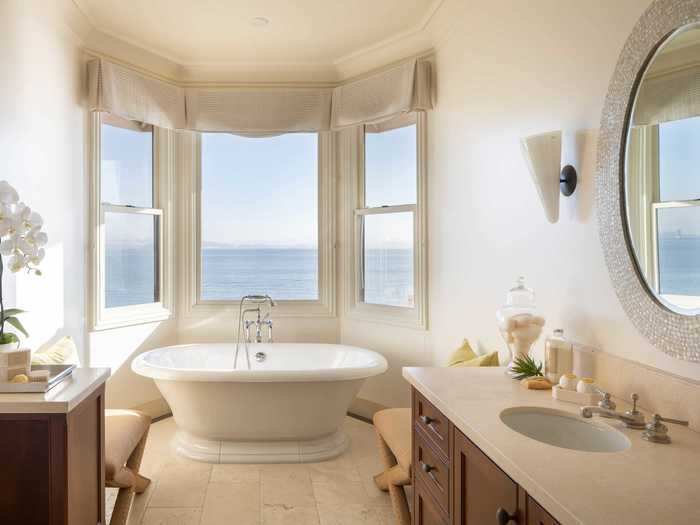 It also has a bathroom with a standalone tub, steam showers, and never-ending views of the water that can be enjoyed from the tub.