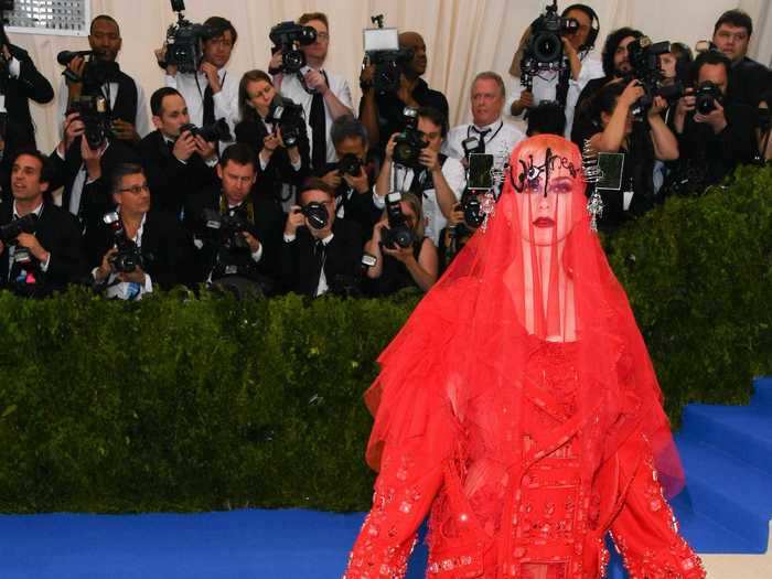 Katy Perry wore a red veil that covered her face at the 2017 Met Gala.