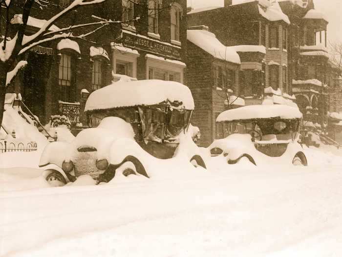 The Knickerbocker Storm of 1922 caused the roof of the Knickerbocker Theatre in Washington, DC, to collapse, killing 98 and injuring 133.