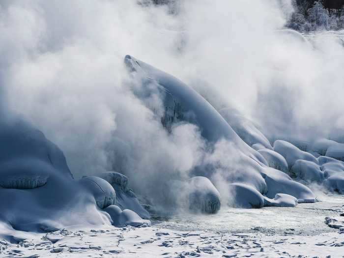 Instead, Niagara Falls partially freezes, and when it does, the mist of the falls mixed with the snow is breathtaking.