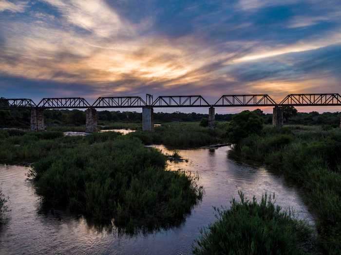 Rates for the Train on the Bridge rooms, and in time the Bridge House rooms, include meals, drinks, and transfers to and from the Skukuza Airport.