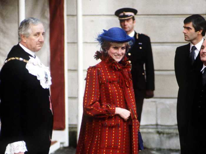 The day she announced her first pregnancy in November 1981, Diana wore a coat designed by Bellville Sassoon and a hat by John Boyd.