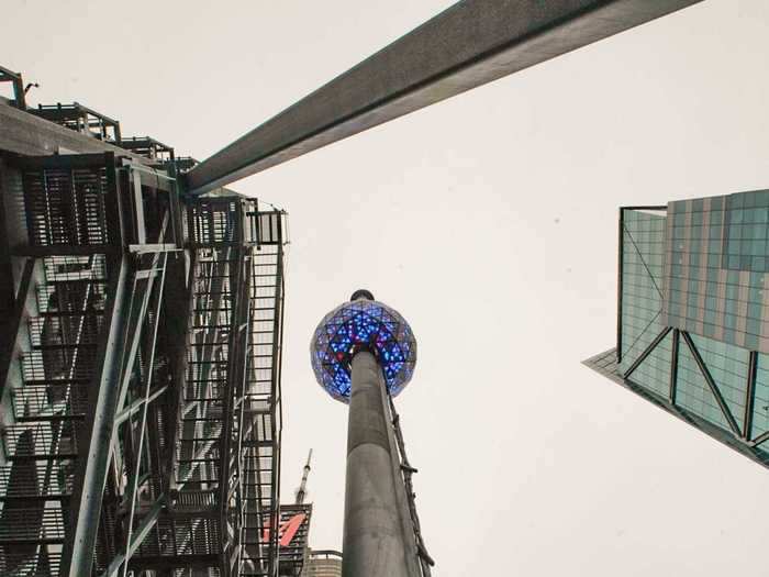 With 672 LED modules and the ability to produce 16 million vibrant colors and billions of patterns, the ball creates a kaleidoscopic effect on top of Times Square.