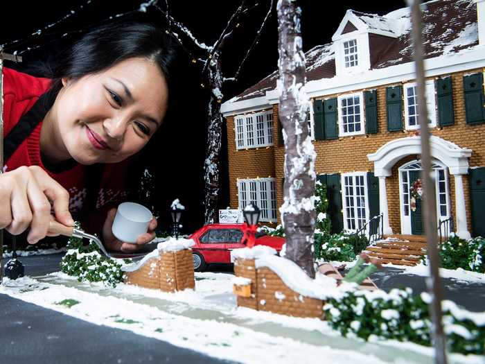 Wibowo, a sugar artist and cake sculptor, said in the press release that eagle-eyed fans can find "lots and lots of details" from the first "Home Alone" film incorporated into the replica.