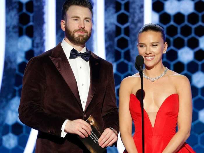 Viewers praised Chris Evans for being chivalrous and helping "Avengers: Endgame" costar Scarlett Johansson with her dress at the awards show.