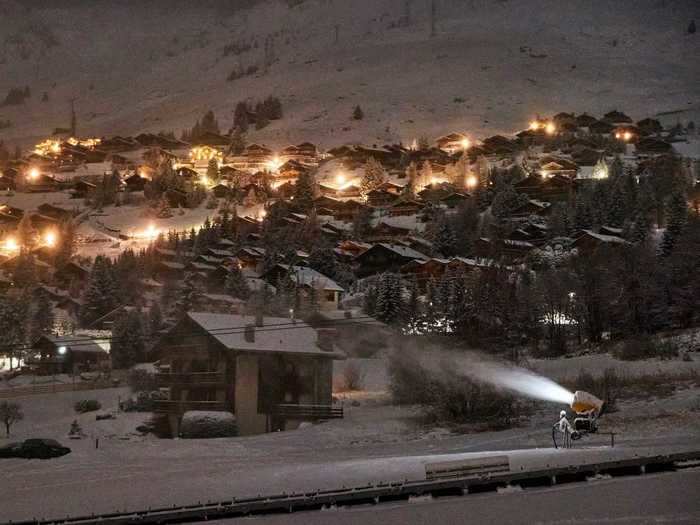 In the middle of the night, hundreds of skiers fled quarantine at a resort in the Swiss Alps.