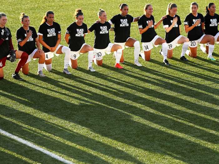 Maddie Meyer - OL Reign kneel together