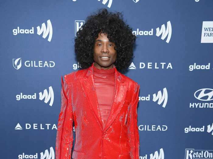 Porter ditched the typical black suit and went for a fiery red look instead.