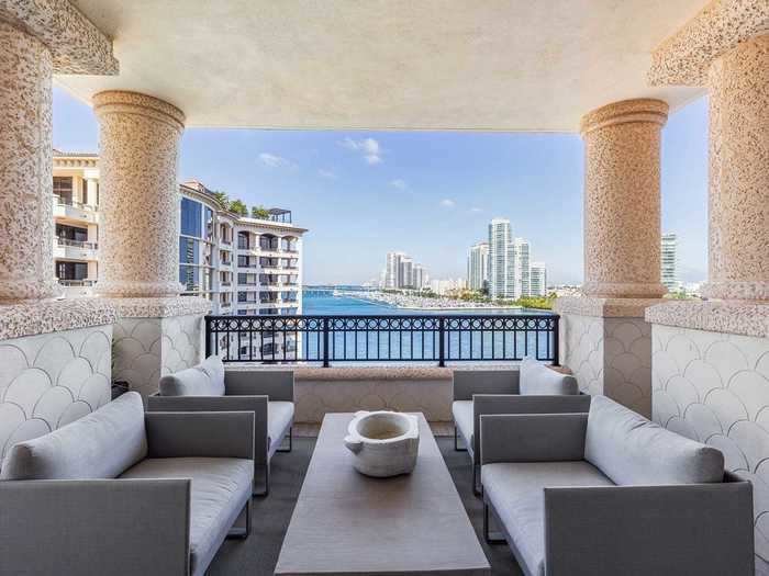 The terraces boast views of Biscayne Bay, the Atlantic Ocean, and the Miami Beach Marina.