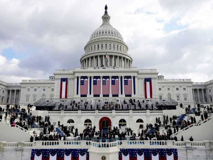 Despite the various differences, as in previous years, the Capitol was decorated with the US flag. Only about 2,000 people are expected to attend in person.