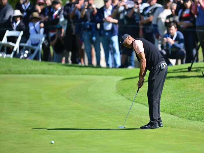 Tiger Woods honored Kobe by flicking his wrist after sinking a 24-foot, 8-inch putt at the Genesis Invitational.