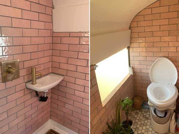 The couple chose to cover the bathroom with pink tiles.