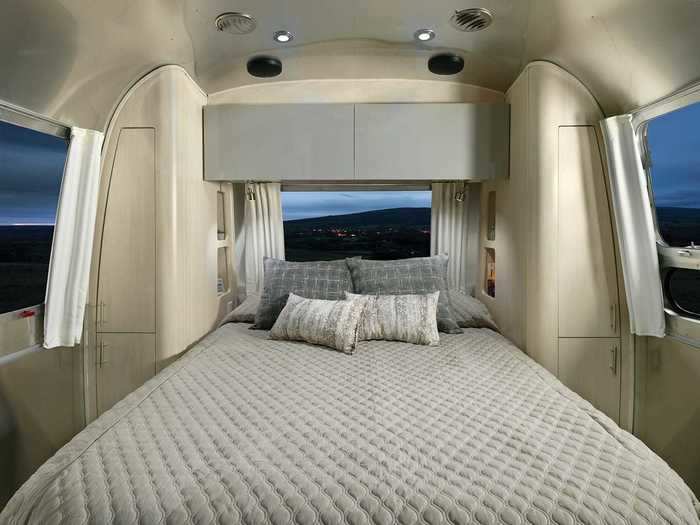 The 30FB Office can sleep up to six people with its queen bed, bench, and convertible dinette.