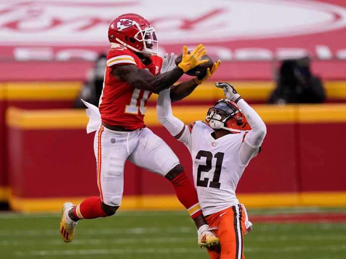 Tyreek Hill over/under 6.5 receptions