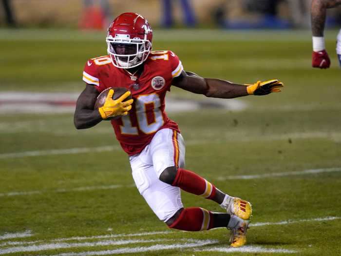 Over/Under 4.5 yards on Tyreek Hill