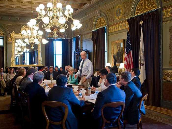 The chandeliers are replicas of the original gasoliers from 1900.