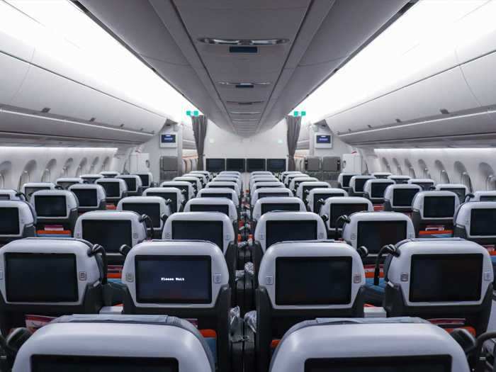 The cabin is arranged in a 2-4-2 configuration, a standard setup on the Airbus A350.