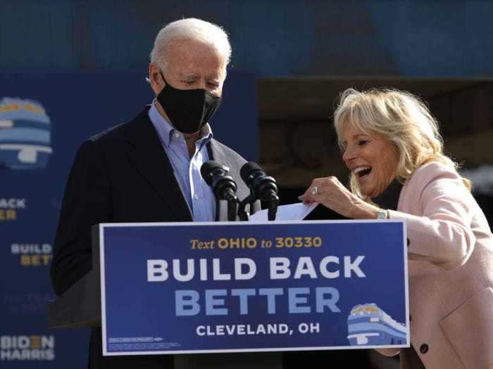 Jill helped Joe with his notes at a campaign event in Cleveland, Ohio, in September 2020.