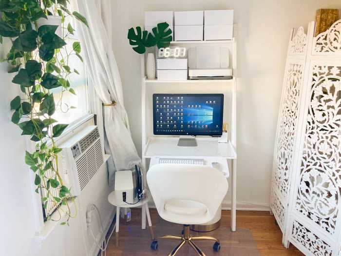 In her workspace, Abraham uses vertical storage to save space with a leaning ladder desk.