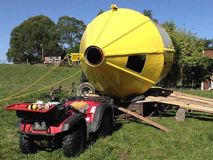 After power washing the silo, Keith decided that he would use it as the body of the submarine. True to his vision, he painted it yellow.