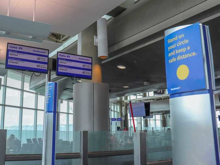 The same boarding posts were in place, but were now outfitted with new messaging on the boarding procedure and reminders for passengers to keep their distance.