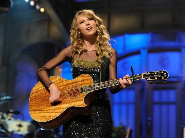 Taylor Swift brought music into her monologue with "The Monologue Song" on November 7, 2009, in season 35.