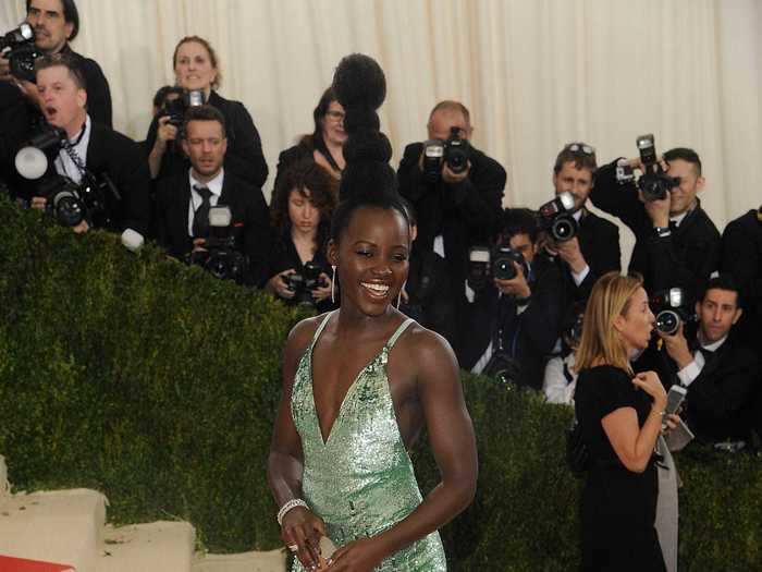 To the 2016 Met Gala, the actress wore a green dress with a showstopping hairstyle.