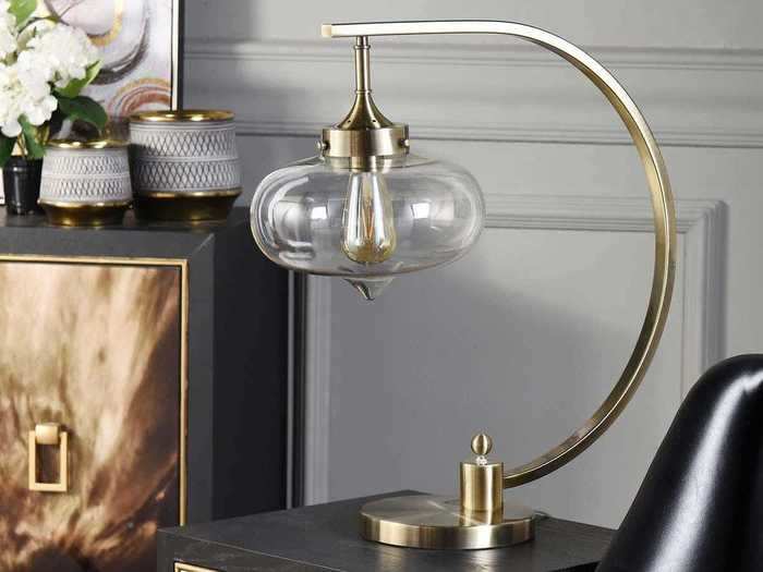 Add an antique look and feel to the room with this brass table lamp.