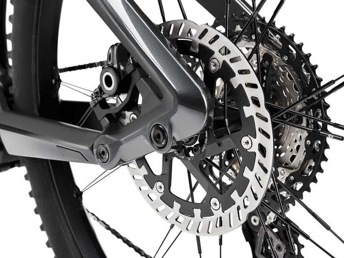 The Magura brakes have big, heat-resistant brake discs.