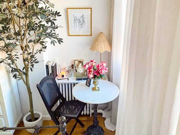 In her bedroom, Fuller used floor-length curtains to make the room feel tall and elegant.