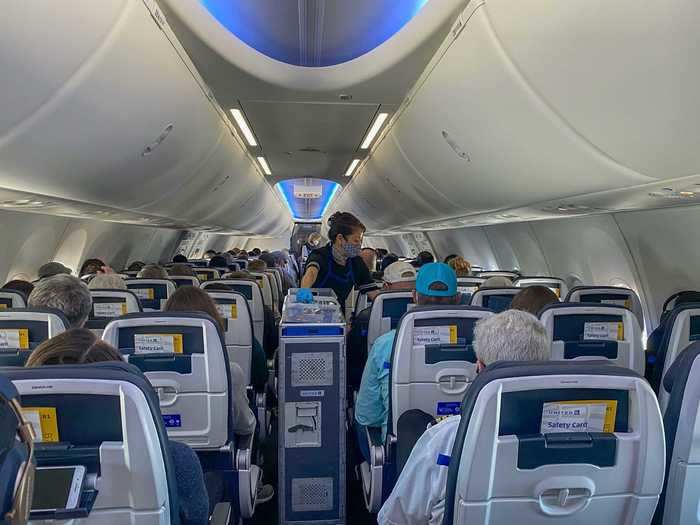 Flight attendants began the in-flight service shortly after takeoff, armed with masks and gloves. Not all airlines require their flight attendants to wear gloves during the service, surprisingly.