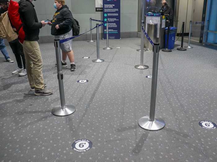 Social distancing placards dotted the carpet and continued into the jetway. United had done a great job of ensuring multiple layers of precautions here.