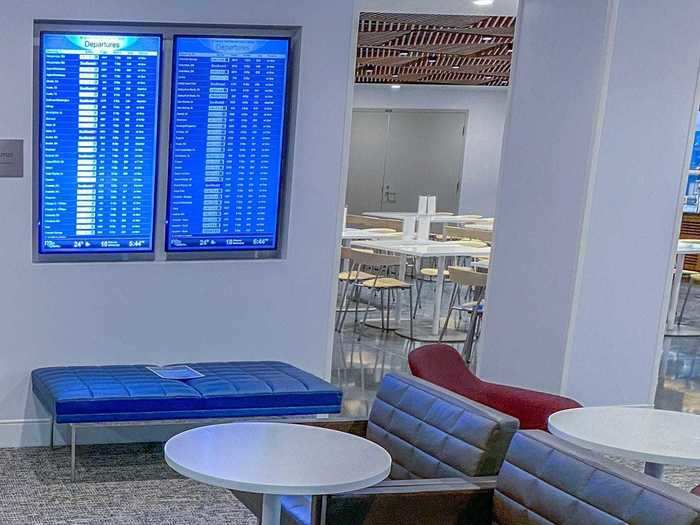 Digital flight information signage can be found throughout the space so passengers can keep an eye on their flights without leaving the lounge.