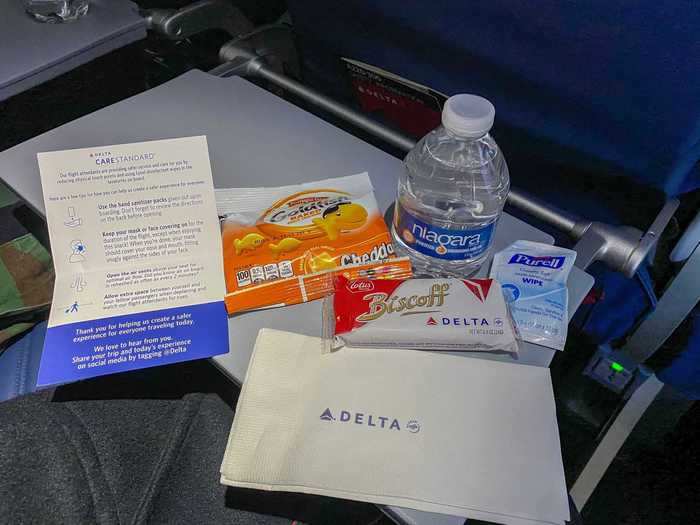 The normal premium snacks offered to Comfort+ passengers were replaced with a uniform snack bag given to all in economy. The bag included Goldfish, Biscoff cookies, a bottle of water, and a sanitary wipe.