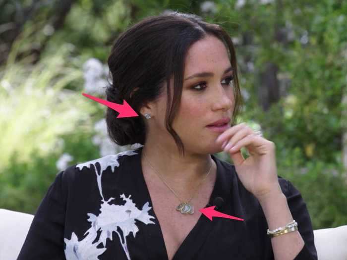 Her earrings and necklace may have been subtle tributes to her former homes in Canada and the UK.