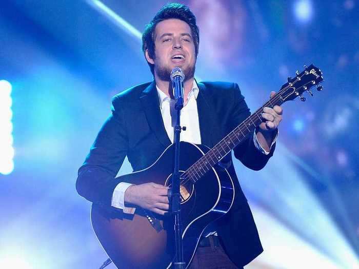 Lee DeWyze is still singing.