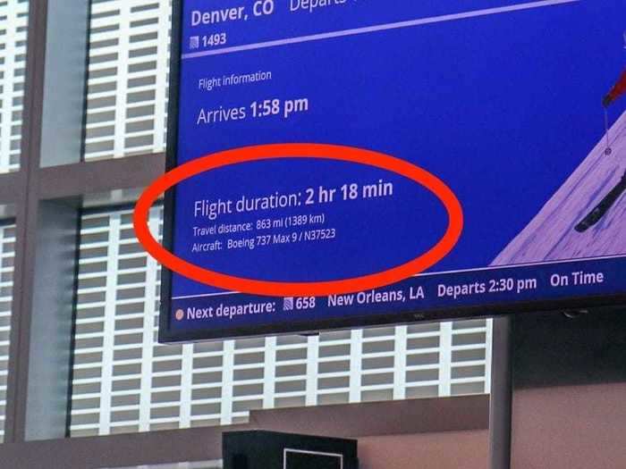 United shows the aircraft type on its digital gate signage...