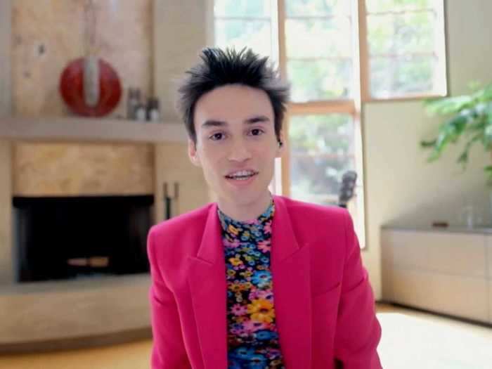 Jacob Collier wore a pink suit and colorful shirt.