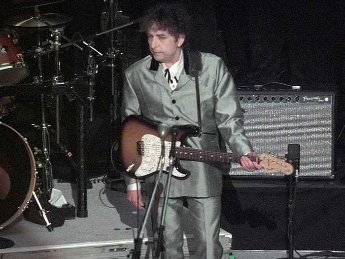 February 1998: Bob Dylan hit the stage in a silver iridescent suit with a black collar and matching buttons.