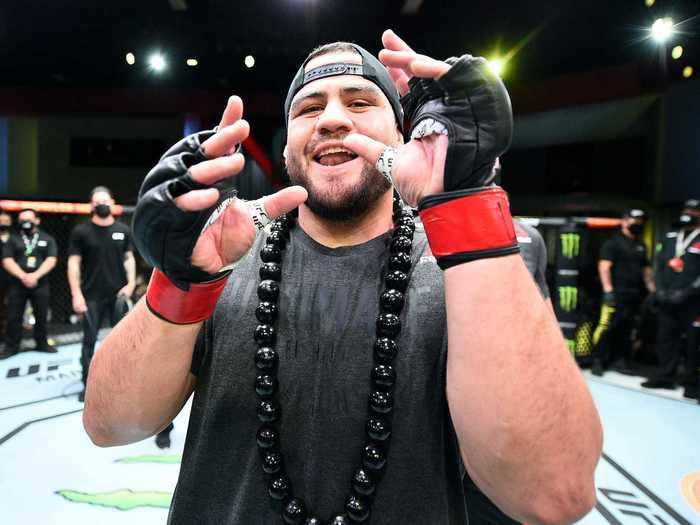 A sequence featuring leg kicks, an overhand right, and a follow-up blow was enough to put Hunsucker down and out in 49 seconds as Tuivasa was determined to score an early finish.