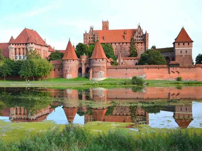 Malbork Castle in Poland is the largest castle in the world if measured by land area, encompassing 1,539,239 square feet.