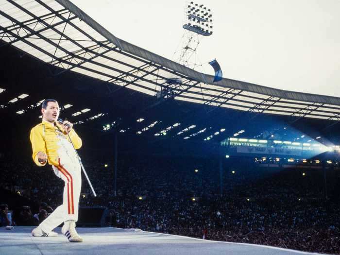 1986: Queen plays its final tour with Freddie Mercury.