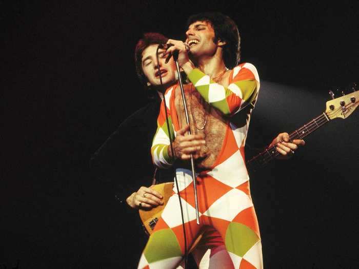 1977: Freddie Mercury and John Deacon perform vocals together at Madison Square Garden.