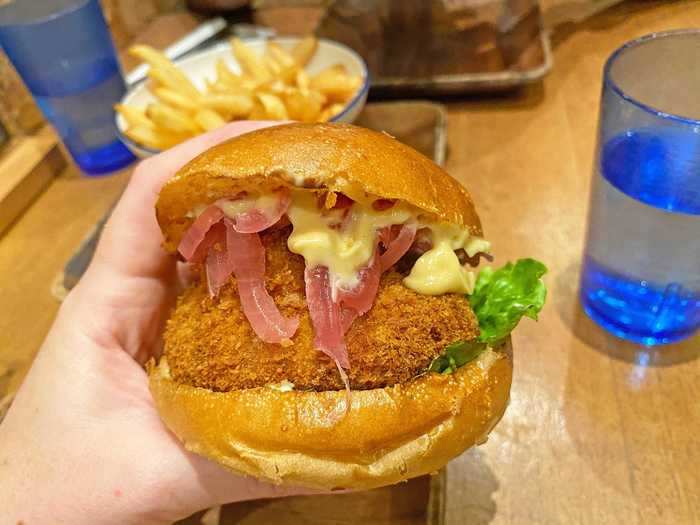 When my burger arrived, my first impression was that the Tindle patty looked remarkably like breaded fried chicken. From looks alone, I wouldn