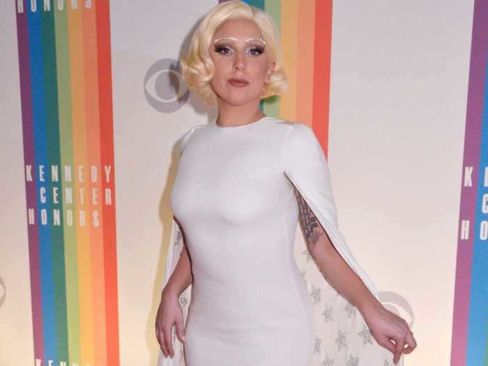 The singer went for a bold makeup look at the 2014 Kennedy Center Honors event.